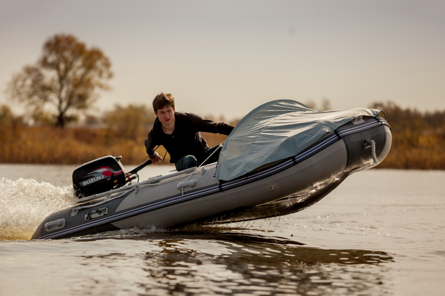 Основатель испытывает лодку